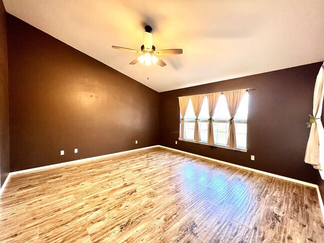 Building Photo - Beautiful Home In Oak Hollow Estates