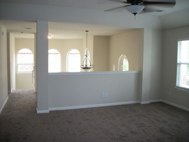 Building Photo - BEAUTIFUL HOME IN A GATED COMMUNITY!