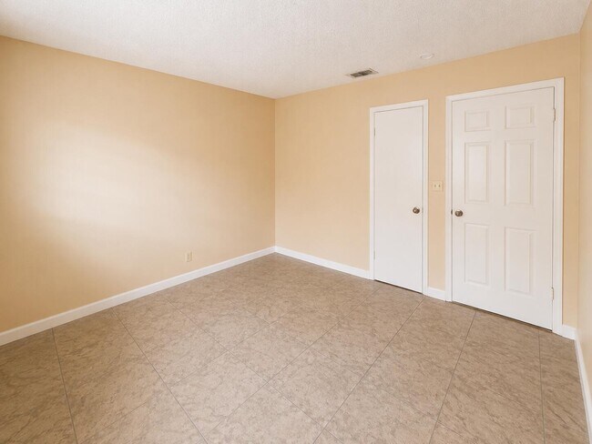 Building Photo - 4125 Woodside Dr