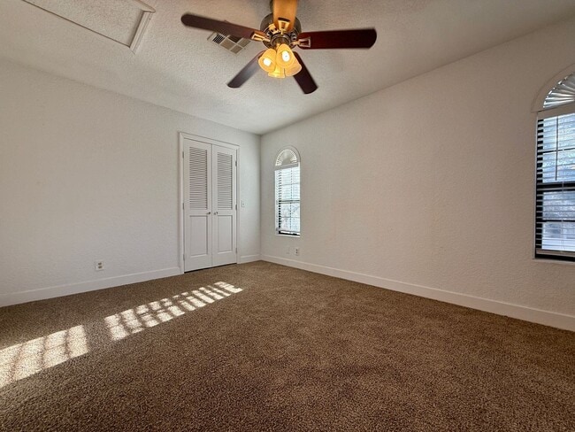 Building Photo - 2 BEDROOM CONDO WITH 2 BALCONIES, RIGHT NEXT TO THE POOL, MINUTES FROM THE STRIP