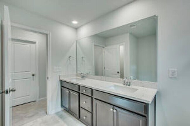 Building Photo - Available March 10th. Beautiful 6 BR/4.5 BA Home in Tanner Plantation!