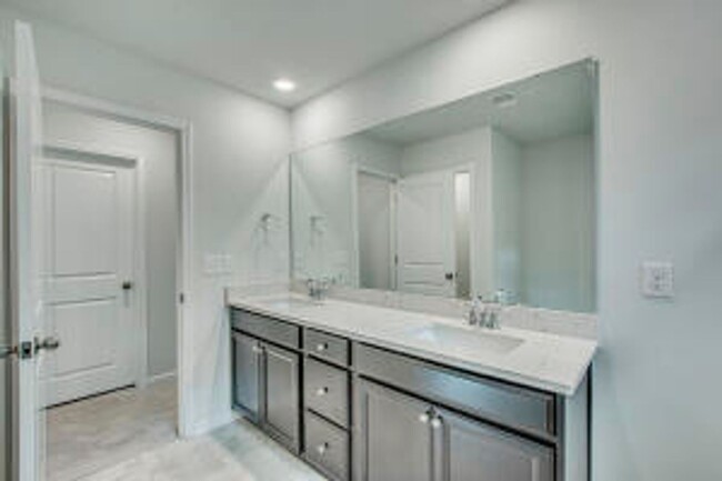 Building Photo - Tanner Plantation 3 story 6 Bedroom and 4....