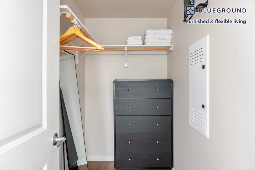 Building Photo - 10333 Main St