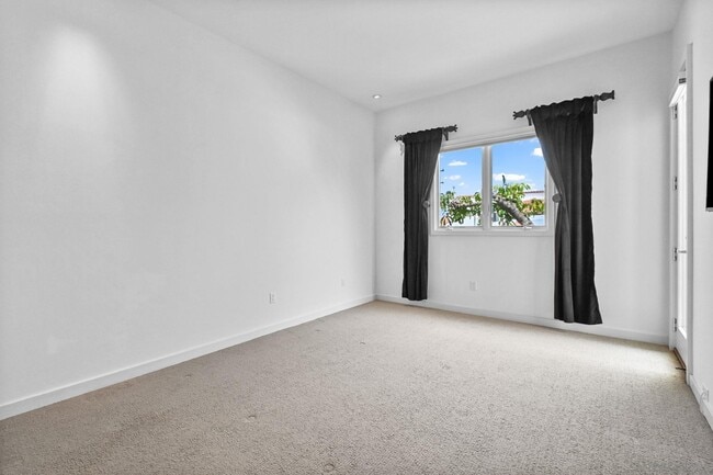 Building Photo - 7622 Herschel Ave