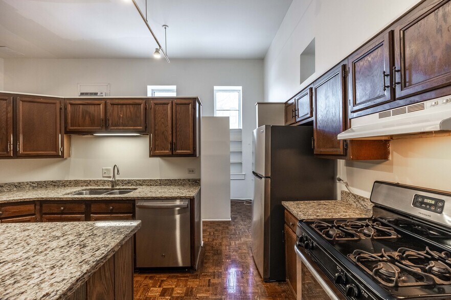 Building Photo - 2059 N Clifton Ave