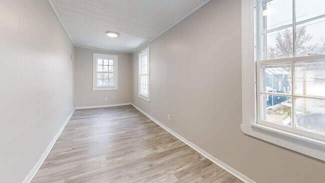 Building Photo - 2121 W 105th St