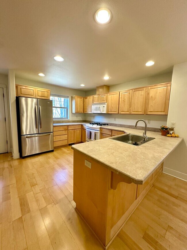 Building Photo - 1889 NW Monterey Pines Dr