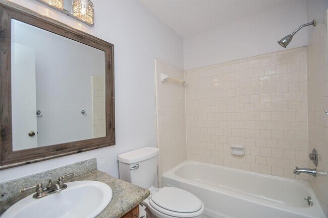 Building Photo - 4827 Sunshine Dr