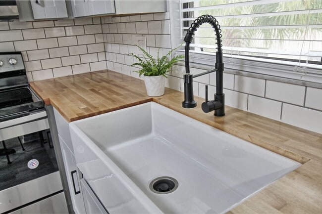 Building Photo - Gorgeous New Remodel! Pine Haven Condo in Bonita Springs!