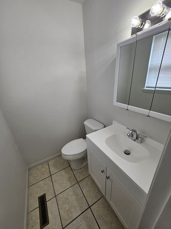 Building Photo - 3 bed, 1.5 bath in a great location! Fenced in yard!