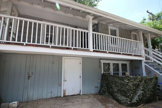 Building Photo - Simply the BEST! Adorable 1 Bedroom/1 Bath...