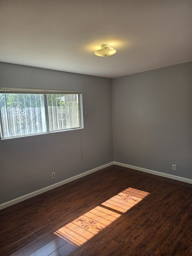 Building Photo - Cozy Single Family Home in Santa Ana for L...