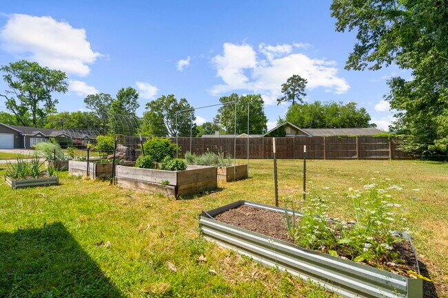 Building Photo - 2217 Doris Dr