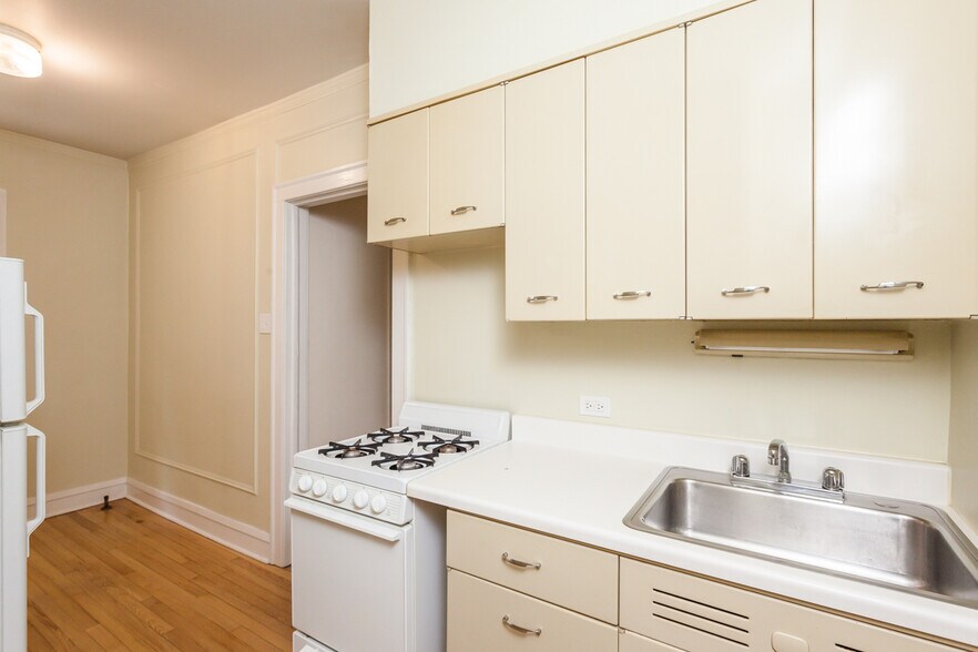 Building Photo - 2328 N Lincoln Park W