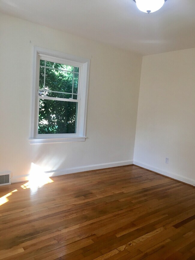 Building Photo - Wonderful Kenilworth location! Lovely land...