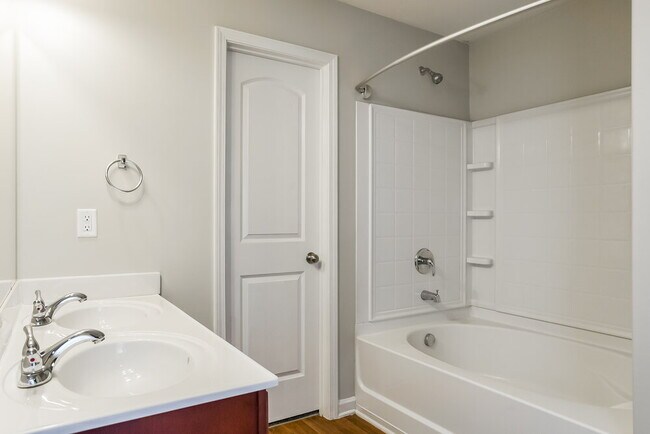 Building Photo - 4740 Queen Pierrette St