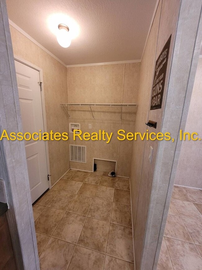 Building Photo - Remodeled and just on the Market!