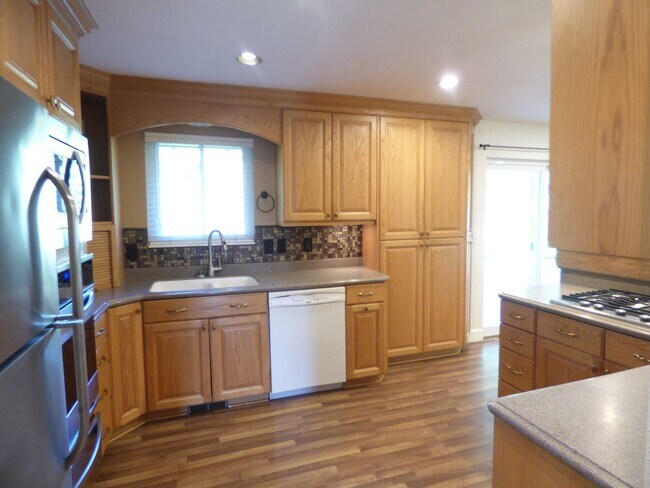Building Photo - 5 Bd 3 Ba Home in Sandy