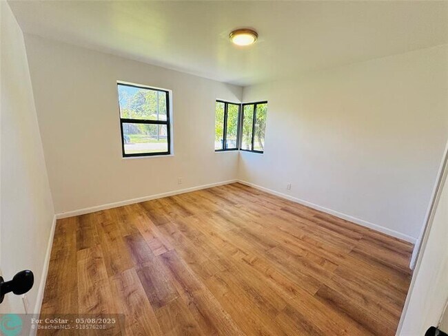 Building Photo - 1472 NE 30th Ct