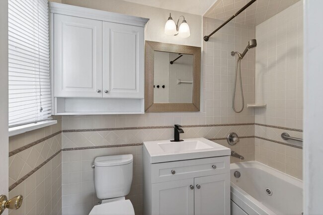 Building Photo - Spacious 5-Bedroom Home in Virginia Beach