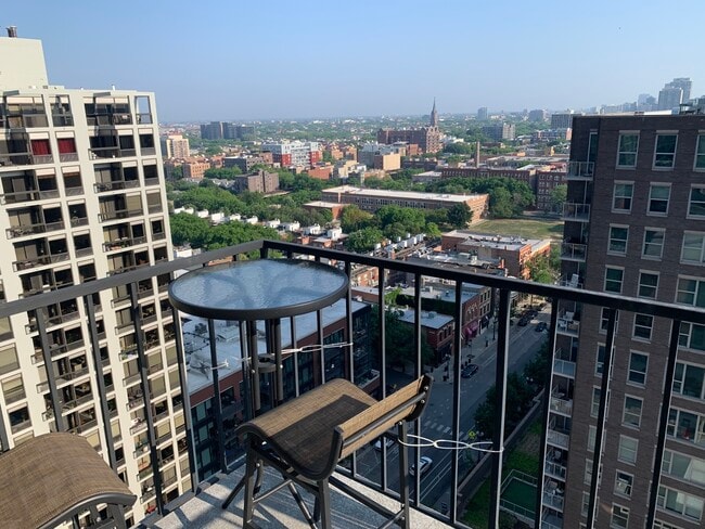 Building Photo - 1212 N La Salle Dr