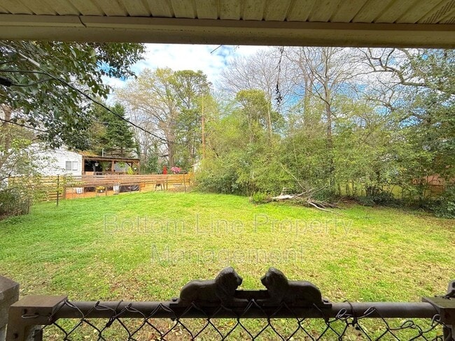 Building Photo - 5530 Radford Ave