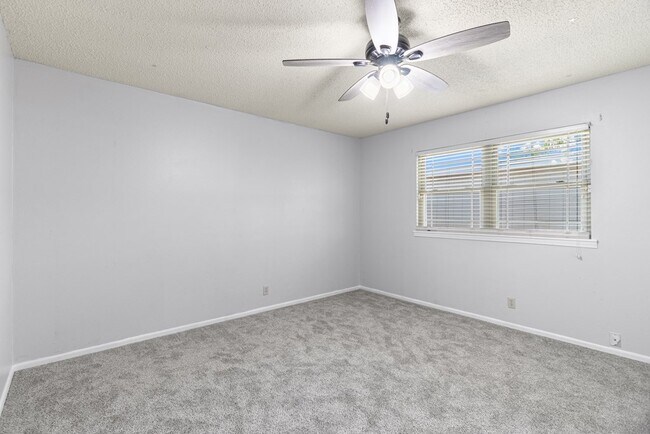 Building Photo - 2405 Emerson Ct