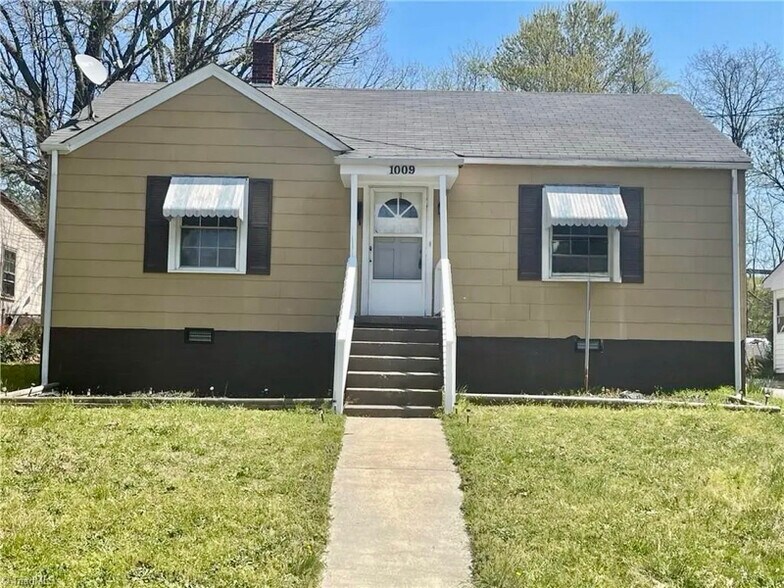 Primary Photo - 1009 Duke St