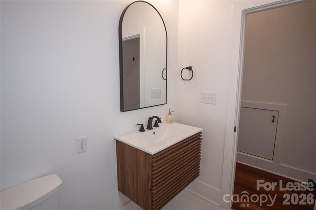 Building Photo - 2133 Southend Dr