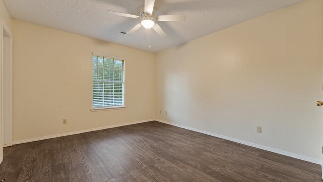 Building Photo - "Cozy 3-Bedroom Fayetteville Home with Mod...