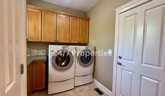 Building Photo - Large 4BD I 2.5BA Home - West Linn!