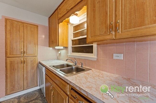 Building Photo - Clean and cute 3 bedroom house near shopping, restaurants, and easy highway access!