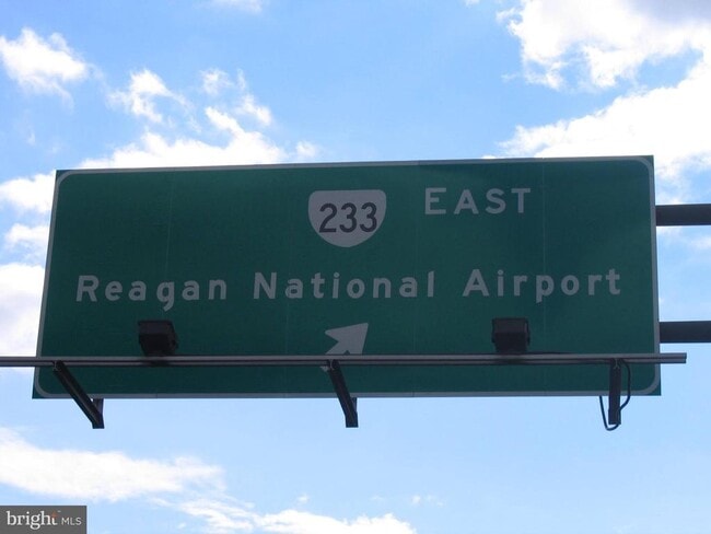 Building Photo - 2425 Huntington Park Dr