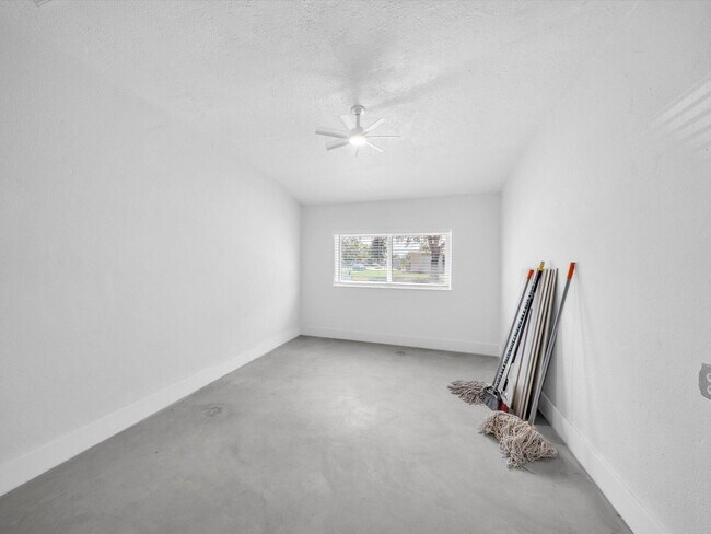 Building Photo - 1721 N 16th Ct