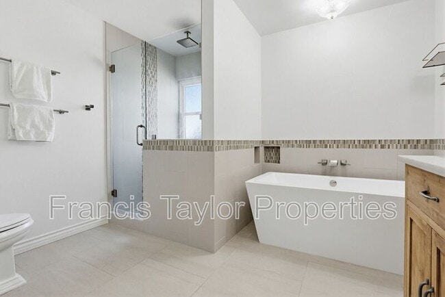 Building Photo - 29059 Meadow Glen Way W