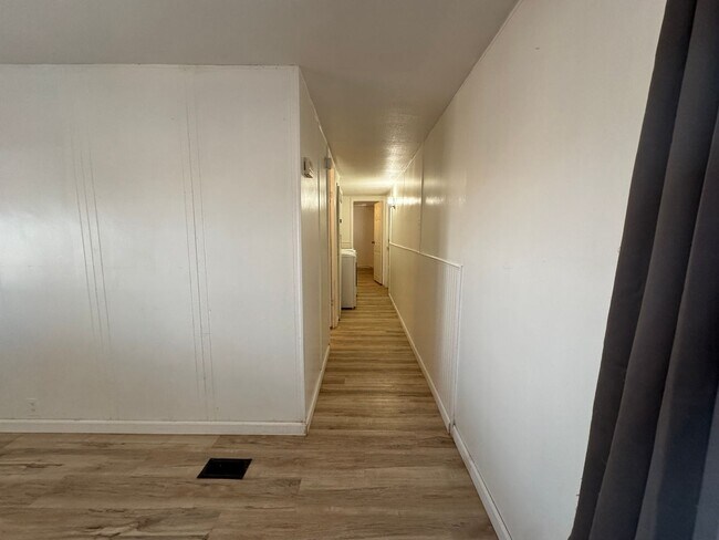 Building Photo - 2BR Mobile Unfurnished recent remodel/Refr...