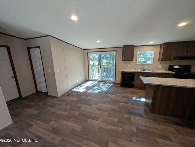 Building Photo - 207 Ash St