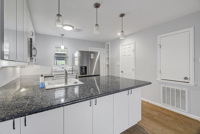 Building Photo - 424 15th St