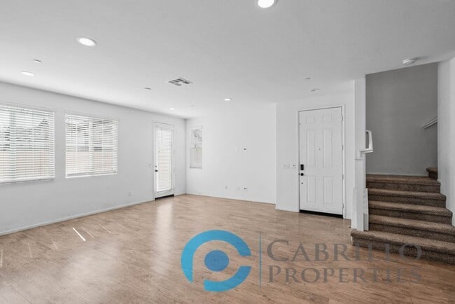 Building Photo - Spacious 3 bedroom Home w/2 car Garage in Vista, Short Drive to the Beach and Freeway access!