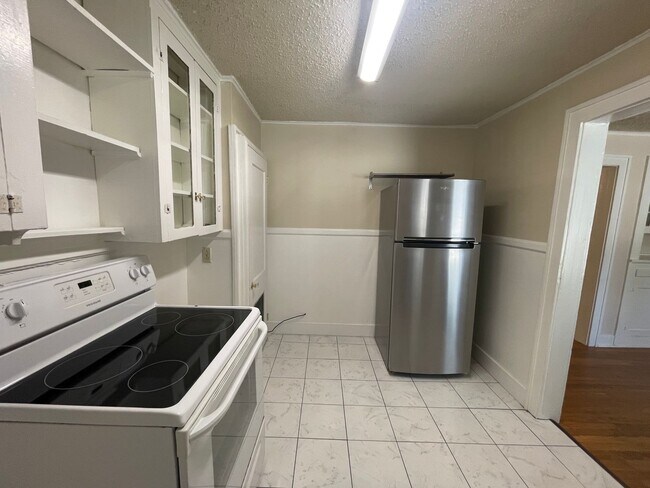 Building Photo - Charming 2/1 Downstairs Apartment Unit w/ ...