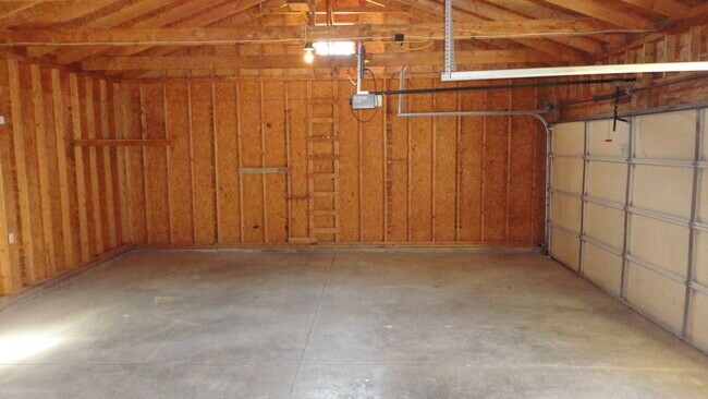 Building Photo - 558 Wilshire Rd