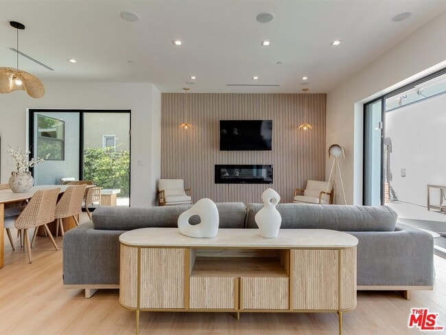 Building Photo - 5929 Hesperia Ave