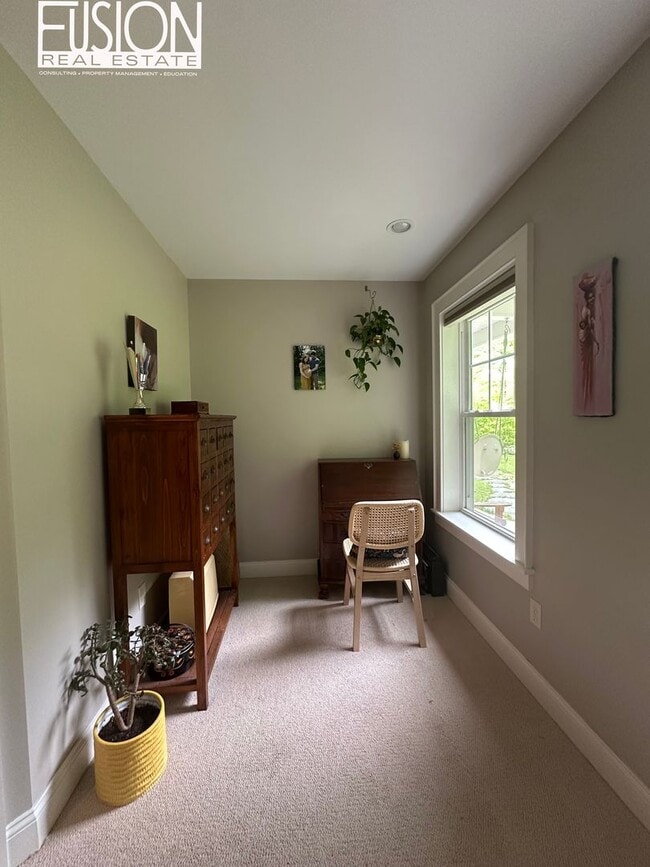 Building Photo - Beautiful, Spacious, Private Four Bedroom ...