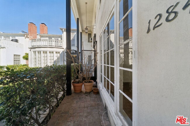 Building Photo - 1284 S Beverly Glen Blvd