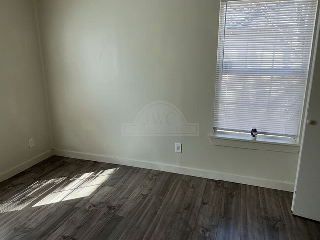 Building Photo - 1702 Alamo Ave