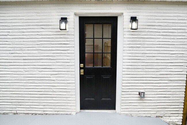 Building Photo - 617 Transcontinental Dr