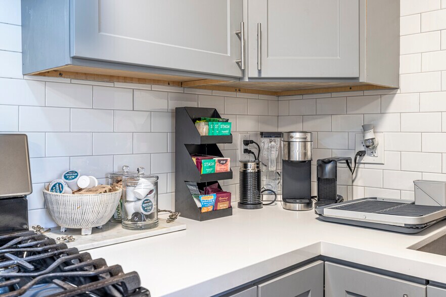 Building Photo - 8143 Hinds Ave