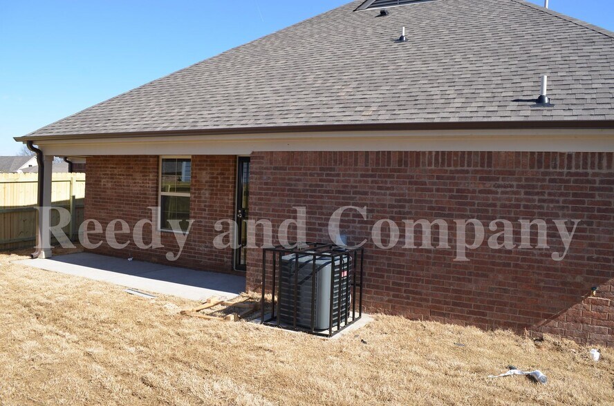 Building Photo - 5467 April Forest Dr