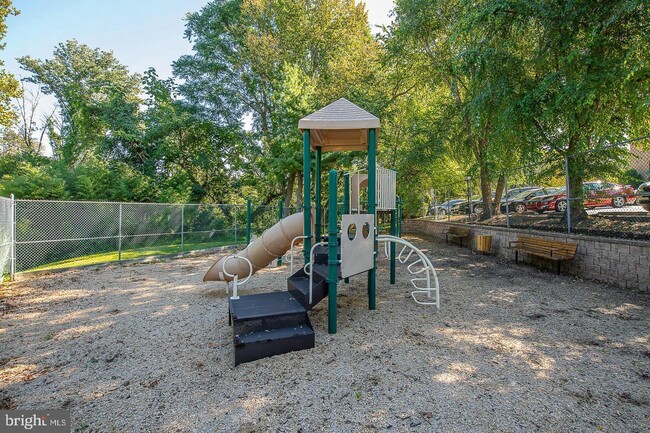 Building Photo - 1750 Oakwood Terrace