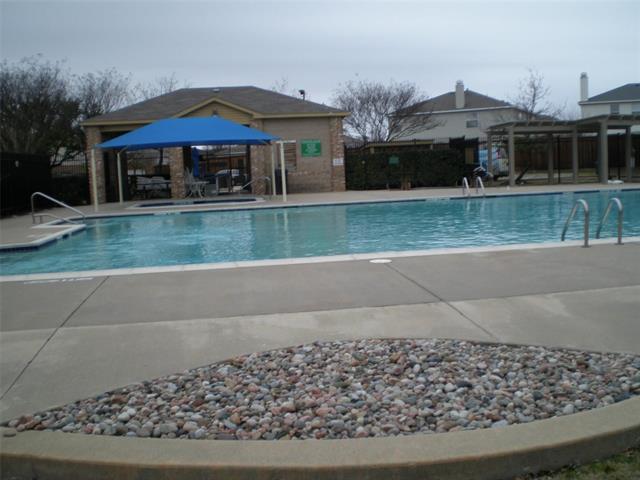 Building Photo - 2213 Willow Dr